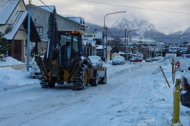 En Ushuaia, la Municipalidad intensifica trabajos para despejar nieve de calles y accesos a escuelas