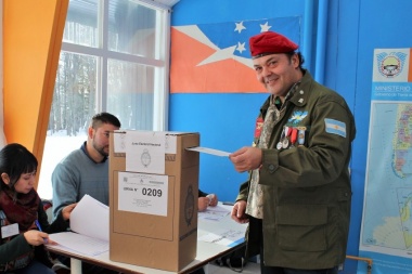 Vestido de soldado, votó el ex combatiente fueguino que fijó domicilio en las Islas Malvinas