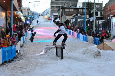 Deportistas ofrecieron una jornada de jumping x freestyle en el centro de Ushuaia
