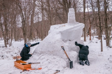 Ya se realizan las esculturas en nieve en el Centro Invernal Haruwen