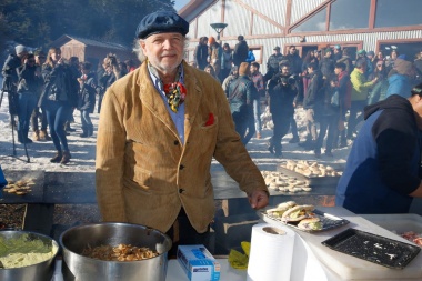 En rechazo a las salmoneras, Francis Mallmann cocinó para 100 personas frente al Beagle
