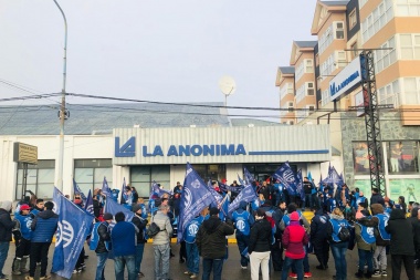 Trabajadores estatales realizan protestas contra la suba de precios en Río Grande