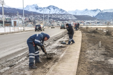 Comenzaron los trabajos de barrido en las márgenes de avenidas y veredas de Ushuaia