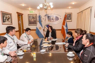 La legisladora Carrasco recibió al grupo scout naval "Alférez Sobral" de Ushuaia
