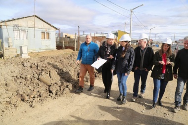 La gobernadora Bertone recorrió obras de tendido de gas en barrios de Margen Sur