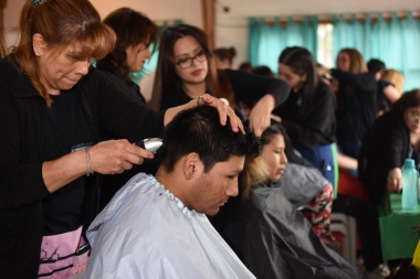 Más de 100 personas se sumaron a la jornada solidaria de corte de pelo en Ushuaia