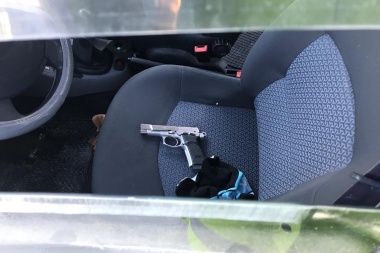 Detuvieron en Río Grande a dos personas por manipular un arma en el interior de un vehículo