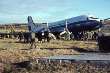 "Rumbo Uno-Cero-Cinco, nos vamos a Malvinas": se cumplen 53 años del Operativo Cóndor