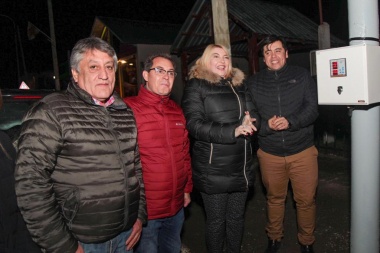 La gobernadora Bertone inauguró nueva luminaria LED en el centro de Tolhuin