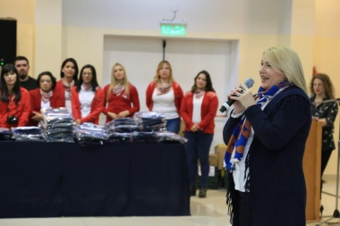 La gobernadora Bertone encabezó una nueva entrega de uniformes al personal POMyS