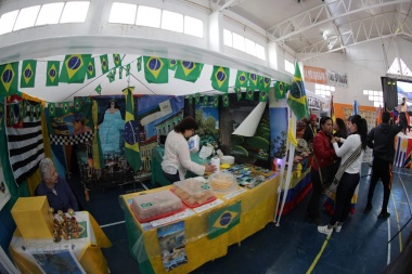 Se realiza la 18º edición de la Feria de las Colectividades en Río Grande