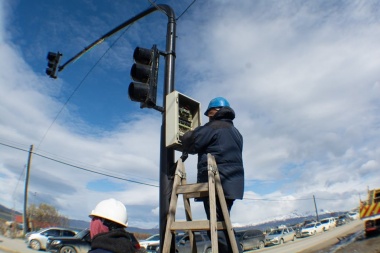 En Ushuaia, la Municipalidad continúa con los trabajos de recambio de semáforos