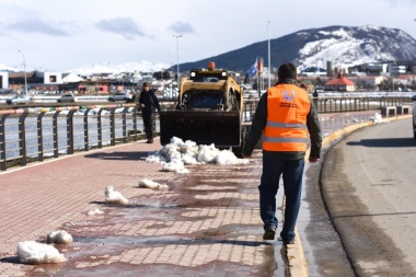 Ushuaia, 135 años: realizan trabajos de limpieza y despeje de nieve de cara a los actos centrales