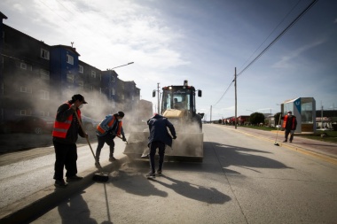 Personal municipal realizó un operativo de limpieza en la avenida Hipólito Yrigoyen