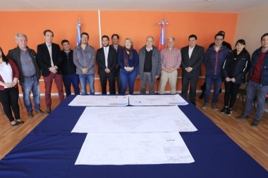Bertone firmó los contratos de tres nuevas obras que se ejecutarán en Río Grande
