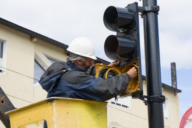 Avanza la renovación y colocación de nuevos semáforos en distintos sectores de Ushuaia