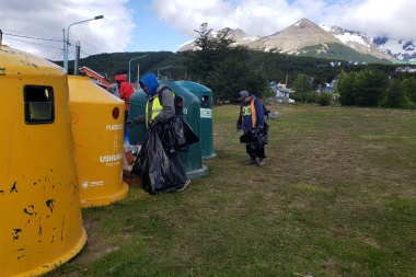 Personal de Medio Ambiente realiza tareas de limpieza en distintos sectores de Ushuaia