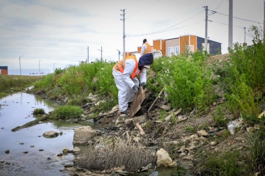 Personal municipal realizó limpieza de espacios públicos en distintos barrios de Río Grande