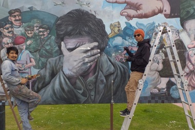 Artistas fueguinos trabajan en la restauración del 'Mural de la Memoria' en Ushuaia