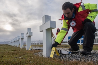 Nación y forenses avanzarán con la identificación de soldados sepultados en Malvinas