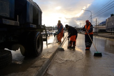 Personal municipal realiza limpieza nocturna en distintos sectores de Ushuaia