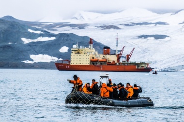 Campaña Antártica de Verano: el rompehielos 'Irízar' completó su trabajo en la Base Carlini