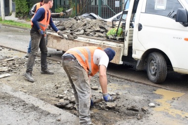 En Ushuaia continúan los trabajos de reparación de calles con la planta de asfalto móvil