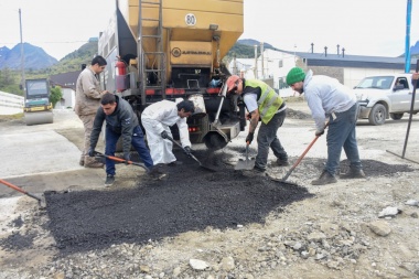 En Ushuaia, la Municipalidad trabaja con cuadrillas propias y la máquina de asfalto móvil