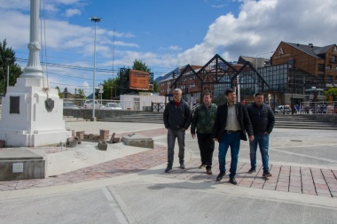 En Ushuaia, las plazas 'Piedrabuena' y 'Onaisín' sumaron nuevos diseños y seguridad