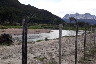 Intimaron al empresario turbero que instaló sin permiso un alambrado en el río Olivia