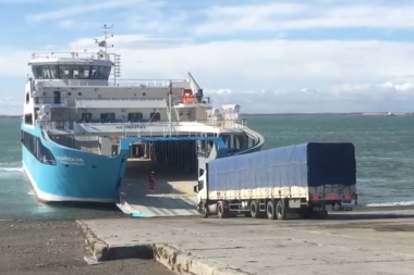 En Punta Delgada comenzó a operar nueva barcaza con capacidad para 100 vehículos