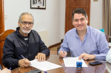 Perez firmó un acuerdo salarial para trabajadores de Obras Sanitarias del Municipio