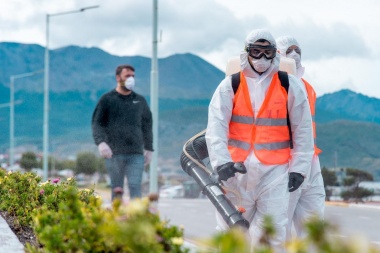 En Ushuaia, la Municipalidad realiza una desinfección masiva de sectores con alto tránsito