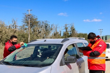 Para evitar ingresos "furtivos", en Tolhuin colocan obleas de identificación a todos los vehículos