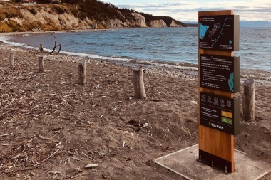 Instalan nueva cartelería turística con luminaria LED en el Lago Fagnano