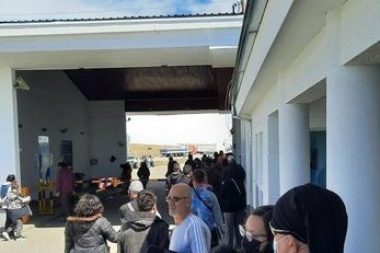 "Trato inhumano": Siguen las quejas contra el personal chileno en el paso fronterizo San Sebastián