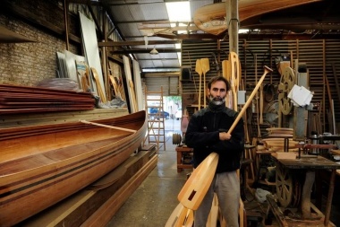 Carpintero de Tigre construye la canoa más grande del país para navegar hasta Isla de los Estados