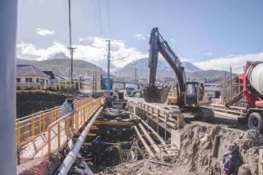 Nuevo puente sobre el Arroyo Grande de Ushuaia: Comenzó el hormigonado para la colocación de alcantarillas