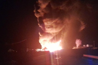 Bomberos de Ushuaia trabajan contra un incendio camino al Parque Nacional