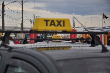 Analizan quitar licencias a los propietarios de taxis que no viven en Río Grande