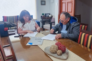 Gobierno firmó el contrato para las obras de agua y cloacas en Chacra VIII de Río Grande