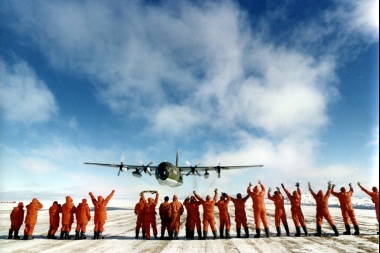 Proponen que haya vuelos regulares entre Ushuaia y las bases Marambio y Petrel en la Antártida