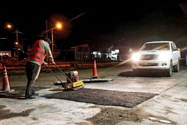 Personal y maquinaria municipal inician trabajos de bacheo en frío en distintas calles de Río Grande