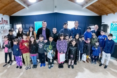 Perez y Harrington encabezaron la primera entrega de lentes para niñas y niños en Tolhuin