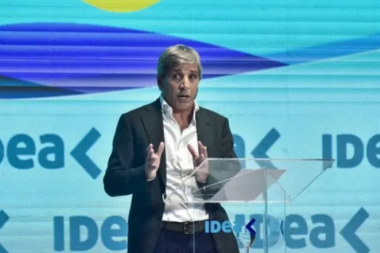 Luis Caputo anunció una baja de impuestos a la importación de ropa, calzado y telas
