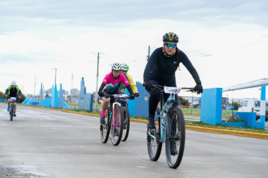 Más de 130 ciclistas participaron de 'La Vuelta al Casco Viejo' en Río Grande