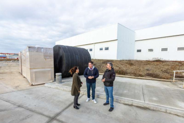 Perez supervisó el arribo de nuevo equipamiento para el natatorio olímpico en Río Grande