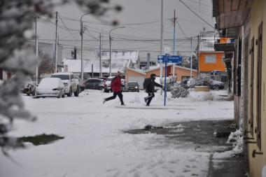 Alertas por nevadas y vientos con ráfagas que pueden superar los 90 km/h en Río Grande