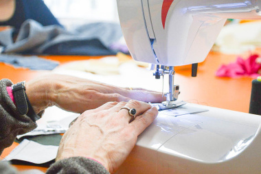 Abren inscripciones para un nuevo seminario de costura en la Margen Sur de Río Grande