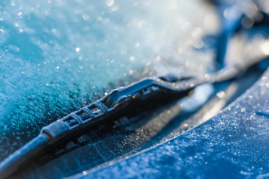 ¿Cómo sacar el hielo del parabrisas sin dañar el auto?